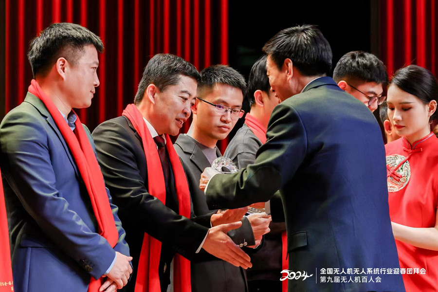 格瑞普榮獲2023年中國無人機低空經(jīng)濟標桿企業(yè) 格瑞普榮獲2023年中國無人機低空經(jīng)濟標桿企業(yè)