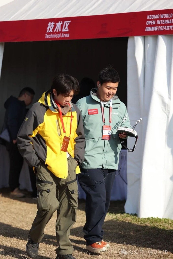 左云飛屹、右李冠辰